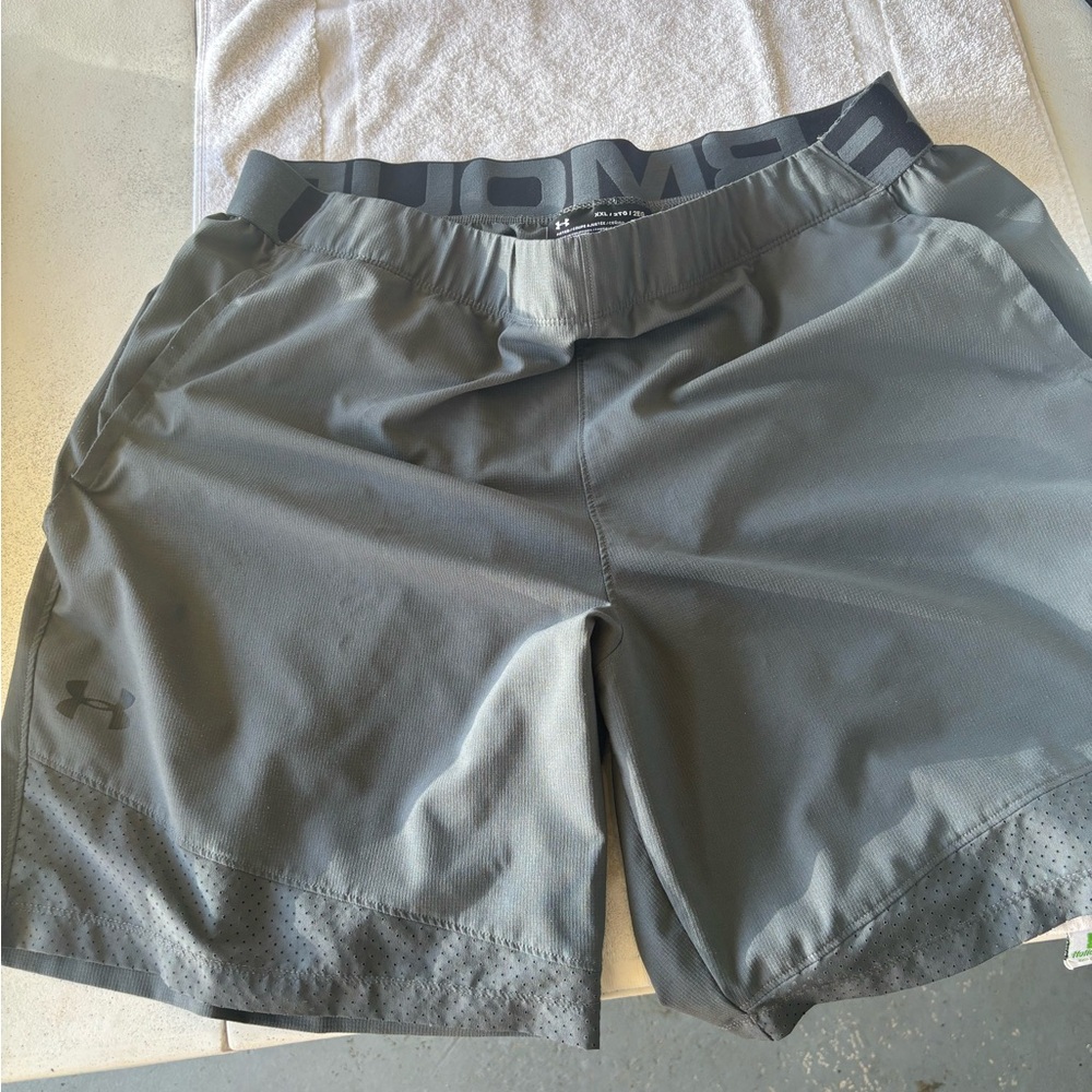 Under Armour Men’s Dark Gray Athletic Shorts with Logo Waistband